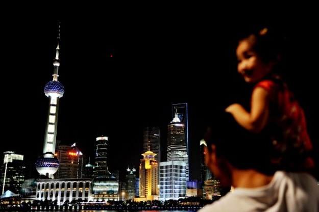 Szanghaj nocą - największe miasto Chin i manifestacja wizji "Nowego Jorku XXI wieku" /AFP