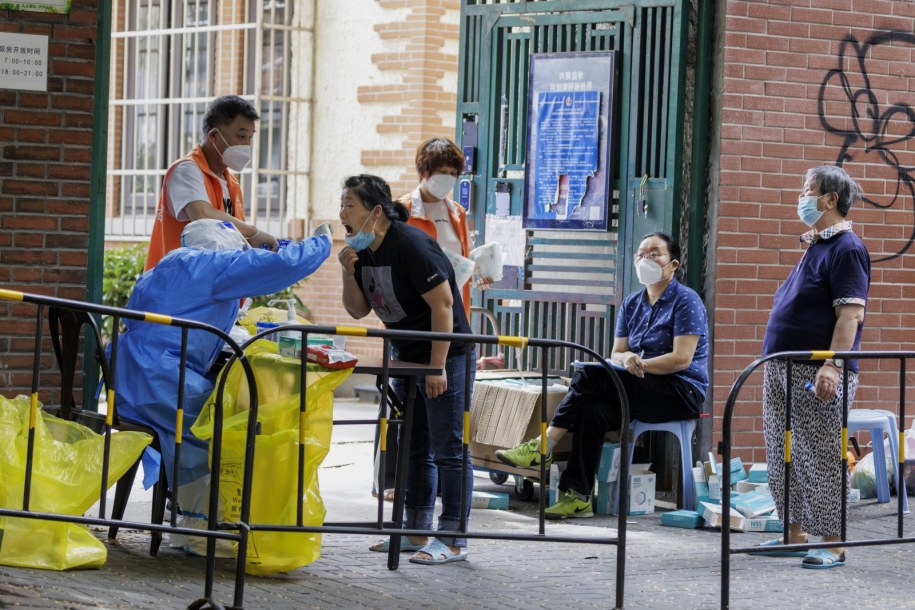 Szanghaj walczy z koronawirusem /ALEX PLAVEVSKI /PAP/EPA