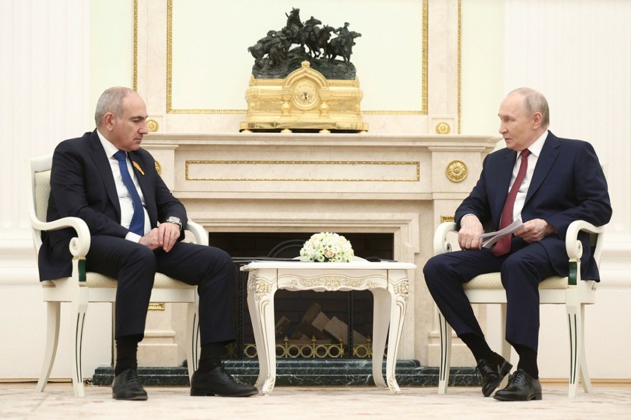 Szantaż przedwyborczy. Moskwa zaciska pętlę gospodarczą wokół Armenii. Na zdj. Nikola Paszynian i Władimir Putin /IMAGO/Sofia Sandurskaya/Imago Stock and People/East News /East News