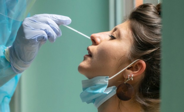 Szara strefa zakażeń. "Bardzo dużo ludzi jest poza systemem"