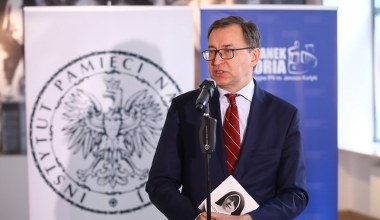 Szarek o "Dalej jest noc": Zatrważająca skala manipulacji