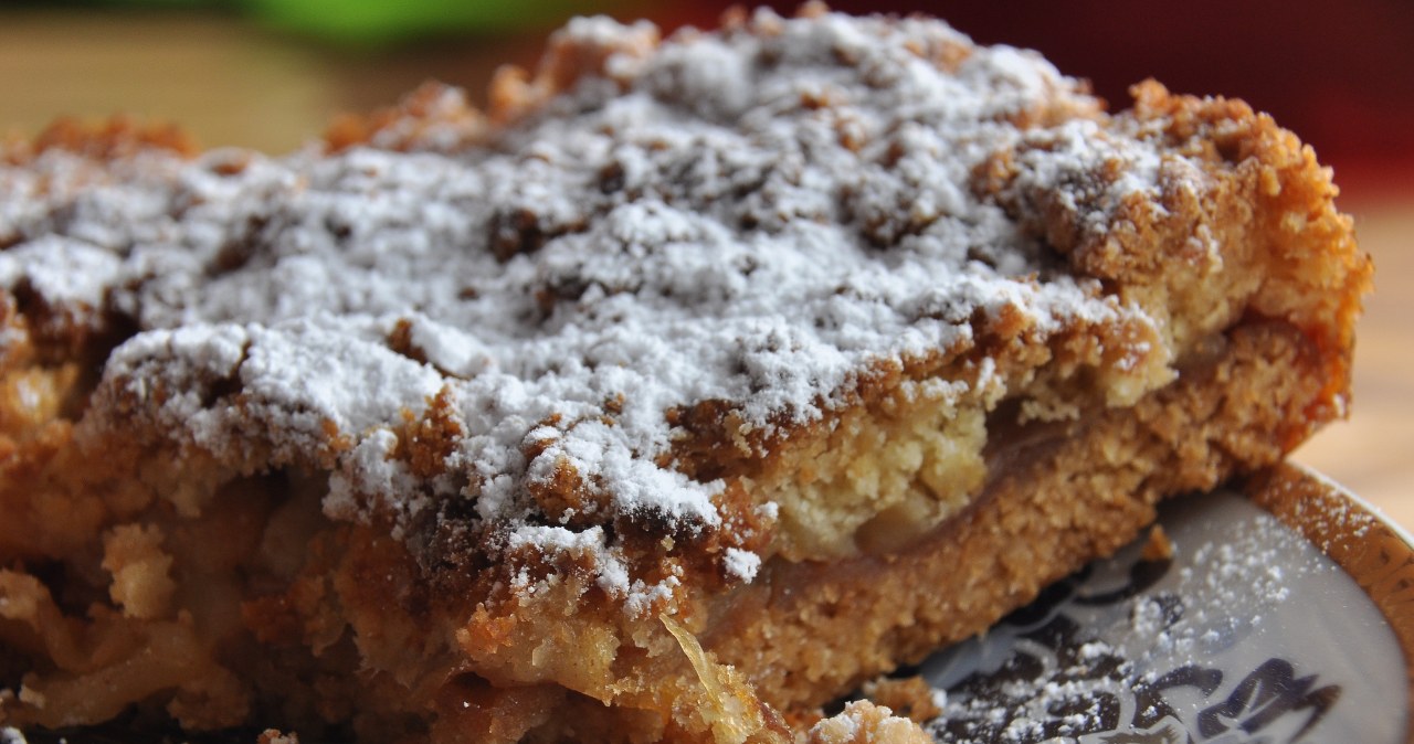 Szarlotka jest jednym z ciast, które możesz zamrozić po świętach. Oczywiście, o ile była przechowywana w lodówce i nie ma więcej niż 2 dni /123RF/PICSEL