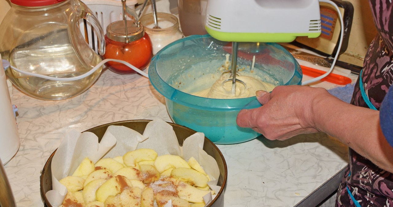 Szarlotka z dodatkiem cukru kokosowego nabierze karmelowych nut /aleksandr72 /123RF/PICSEL