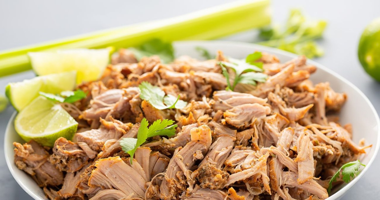 Szarpana wieprzowina to danie pochodzące z południa Stanów Zjednoczonych /Sofia Gabureanu /Canva Pro