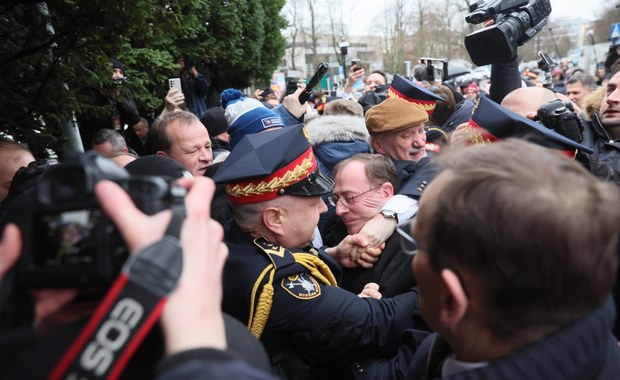 ​Szarpanina przed Sejmem - po co to było?