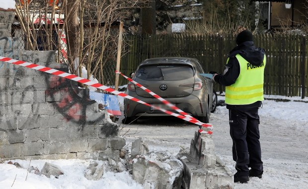 Szarżował po chodnikach, staranował dwa auta: Szaleńcza ucieczka ulicami stolicy