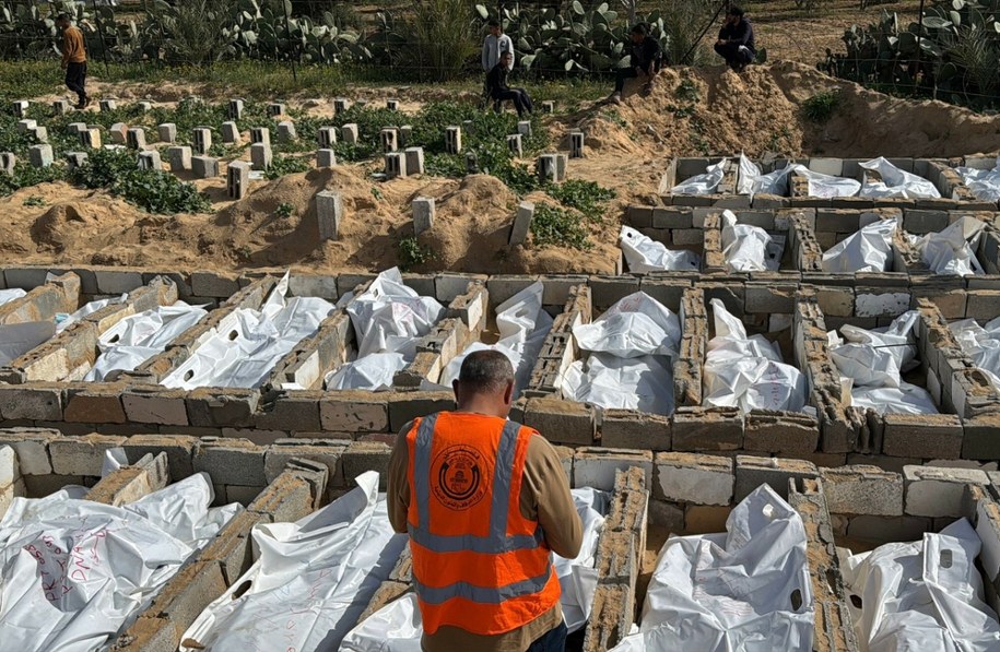 Szczątki 53 niezidentyfikowanych Palestyńczyków, którzy zginęli w wyniku izraelskich ataków na Strefę Gazy i których ciała niedawno zwrócono, po czym pochowano w zbiorowej mogile w Deir al-Balah w centralnej części Strefy Gazy; 13 lutego 2026 /Ahmed Ibrahim/APAImages/Shutterstock /East News