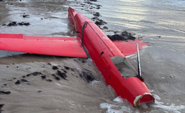 Szczątki drona odkryte na plaży. Alarm łotewskich służb 
