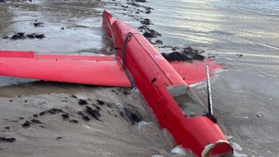 Szczątki drona odkryte na plaży. Alarm łotewskich służb 
