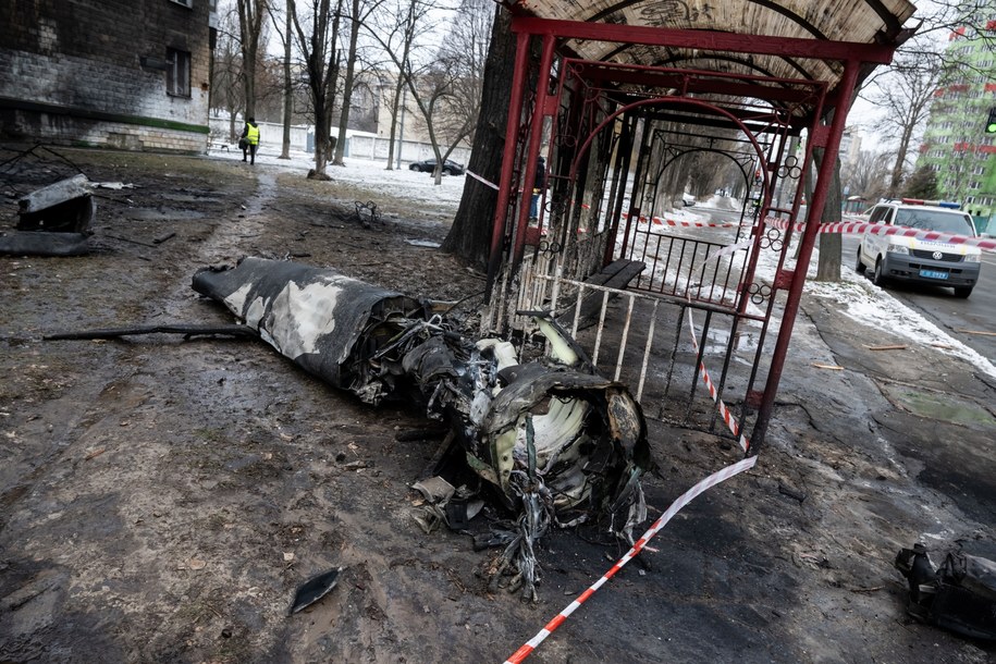 Szczątki jednego z pocisków rakietowych zestrzelonych przez ukraińską obronę przeciwlotniczą podczas zmasowanego rosyjskiego ataku rakietowego na Kijów /Viacheslav Ratynskyi /PAP