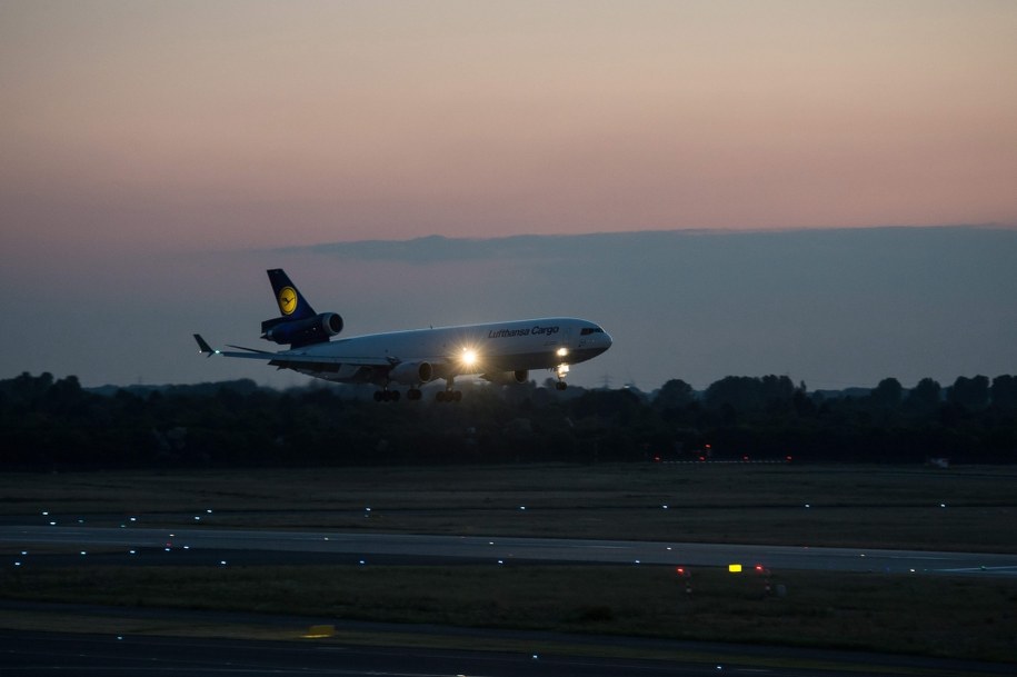 Szczątki przetransportowano na pokładzie specjalnego samolotu /MAJA HITI /PAP/EPA