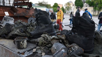 Szczątki rosyjskich żołnierzy odkrywane pod Kijowem. "Traktują ludzi jak śmieci"