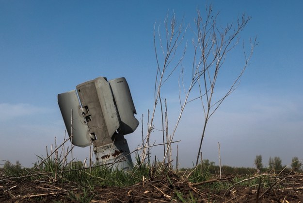 Szczątki rosyjskiej rakiety na jednym z pól uprawnych w obwodzie zaporoskim /Kateryna Klochko /PAP/EPA