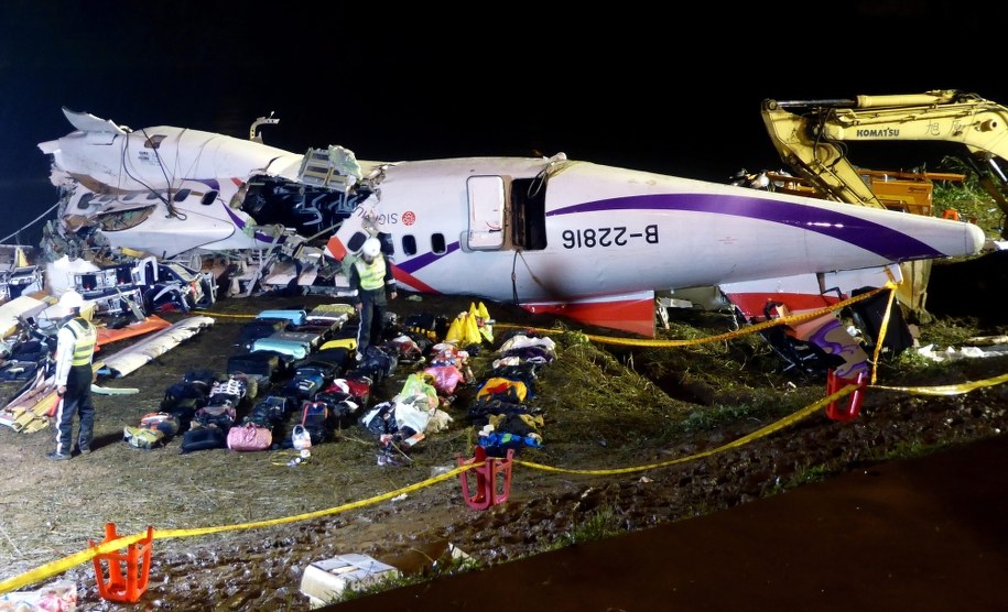 Szczątki rozbitej maszyny /DAVID CHANG  /PAP/EPA