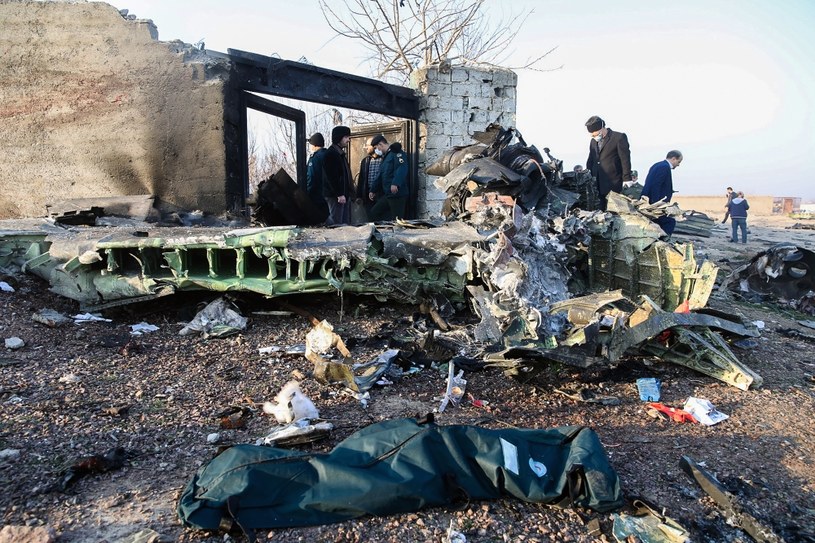 Szczątki samolotu ukraińskich linii lotniczych, który rozbił się 8.01.2010 na lotnisku w Teheranie /ROHHOLLAH VADATI / ISNA /AFP