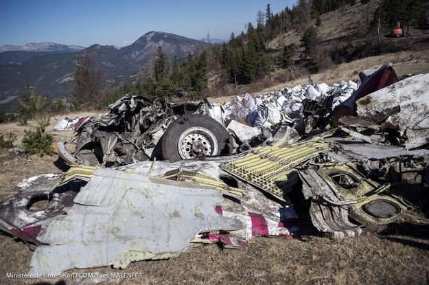 Szczątki samolotu we francuskich Alpach /AFP