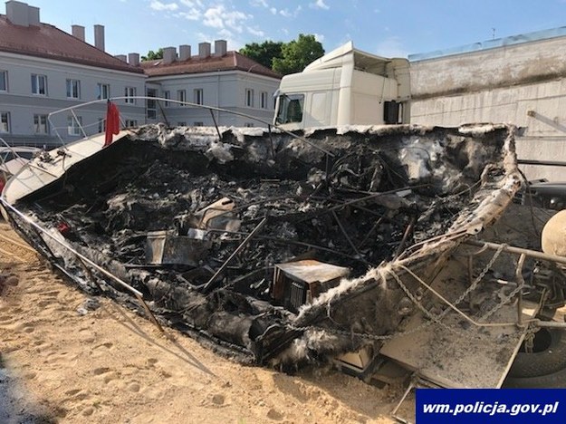 Szczątki spalonej łodzi /Policja Warmińsko-Mazurska /