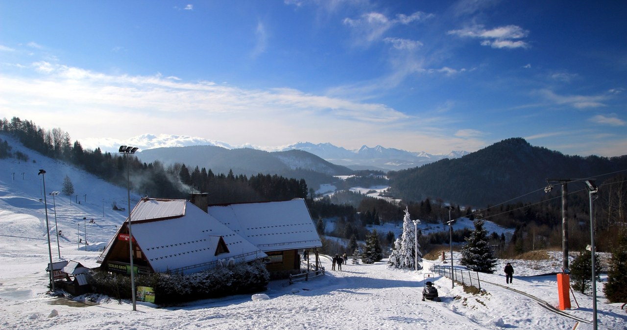 Szczawnica to górskie uzdrowisko, które zimą oferuje nieśpieszny pobyt w sanatorium, a także aktywny czas na tutejszych stokach narciarskich. /East News