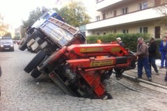 Szczecin: Jezdnia zapadła się pod ciężarówką