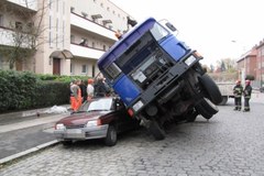 Szczecin: Jezdnia zapadła się pod ciężarówką