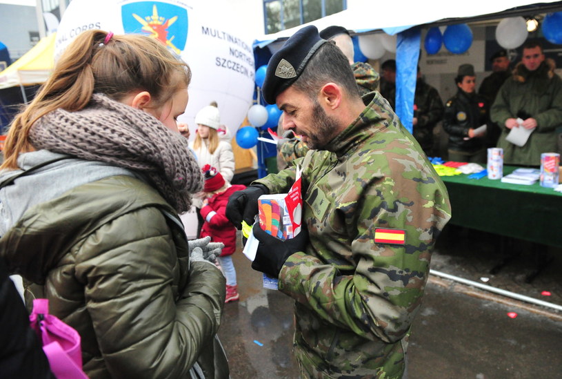 Szczecin: Kwestujący żołnierze Wielonarodowego Korpusu Północno-Wschodniego /Marcin Bielecki /PAP