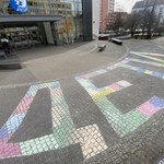 Szczecin: Napis przed teatrem dla dzieci. Nawiązuje do tragedii w Mariupolu