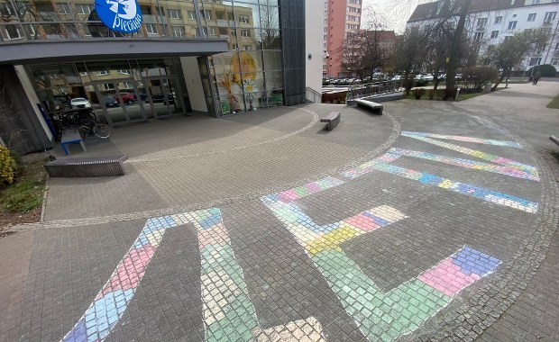 Szczecin: Napis przed teatrem dla dzieci. Nawiązuje do tragedii w Mariupolu