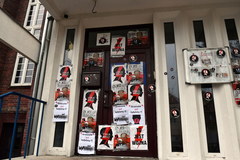 Szczecin: Plakaty z podobizną gen. Jaruzelskiego na pomniku Lecha Kaczyńskiego i siedzibie PiS