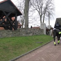 Szczecin: Policjanci na koniach ze święconką