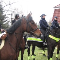 Szczecin: Policjanci na koniach ze święconką
