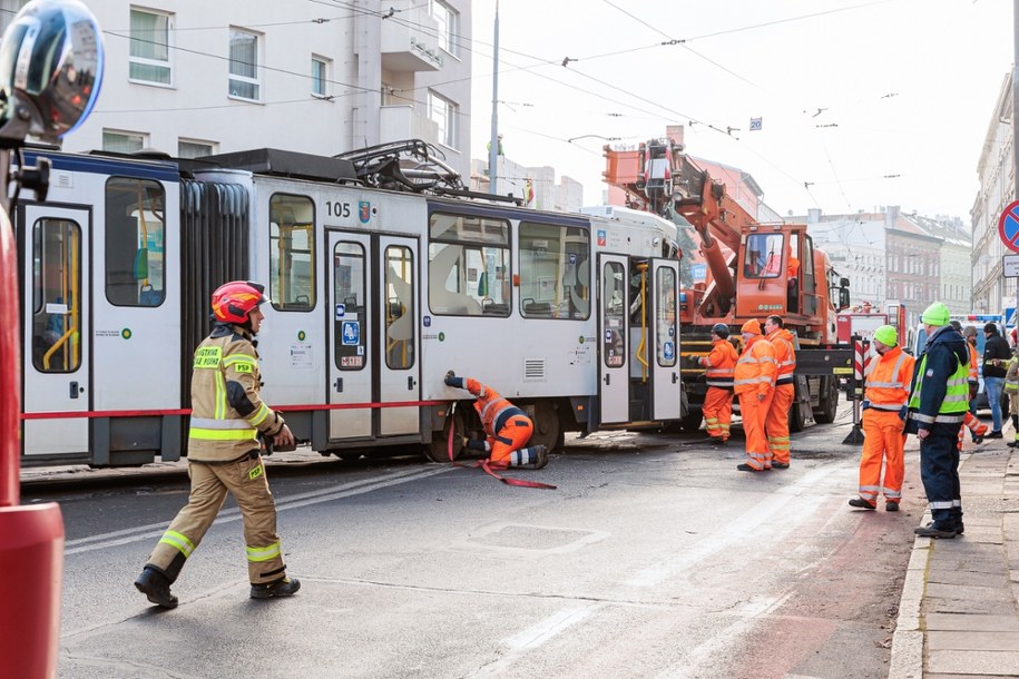 Szczecin. Tramwaj uderzył w kamienicę. /Jerzy Muszyński /PAP