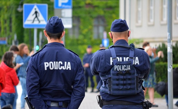 Szczecin. Zainteresowali się seniorką w lesie i pomogli jej wrócić do domu