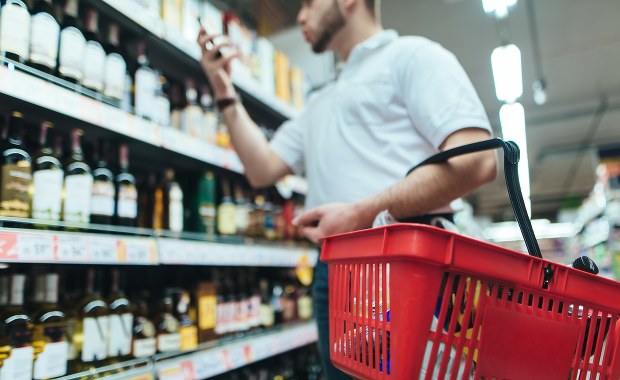 Szczecinek: Spakował flaszki do torby i wyszedł bez płacenia