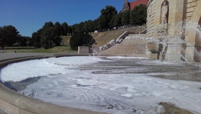 Szczecińska fontanna w pianie. Ktoś wlał 6 butelek płynu do mycia naczyń