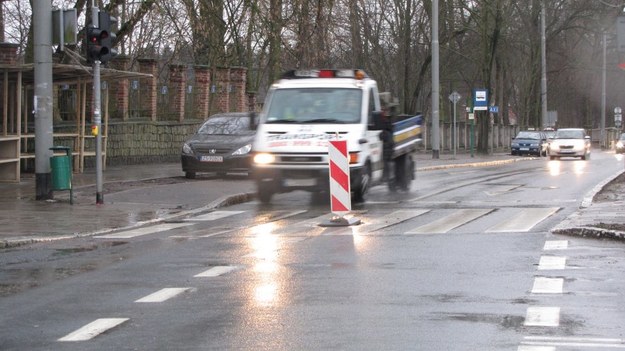 Szczeciński Zarząd Dróg i Transportu Miejskiego tłumaczy, że pachoł stanął z powodu troski o bezpieczeństwo kierowców i stan techniczny samochodów /Michał Fit /RMF FM