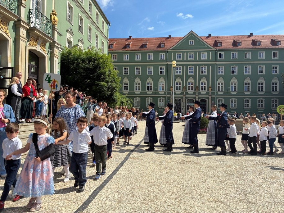 Szczecińskie przedszkolaki zatańczyły poloneza przed Urzędem Miasta na pożegnanie przedszkola /Anna Pałamar /RMF FM