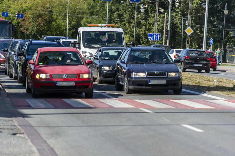 Szczególną ostrożność zarówno piesi, jak i kierowcy powinni zachować na przejściach dla pieszych /Stanisław Bielski /Reporter