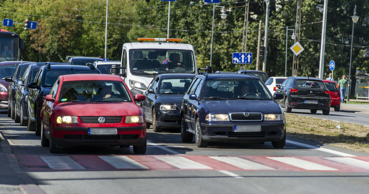 Szczególną ostrożność zarówno piesi, jak i kierowcy powinni zachować na przejściach dla pieszych /Stanisław Bielski /Reporter