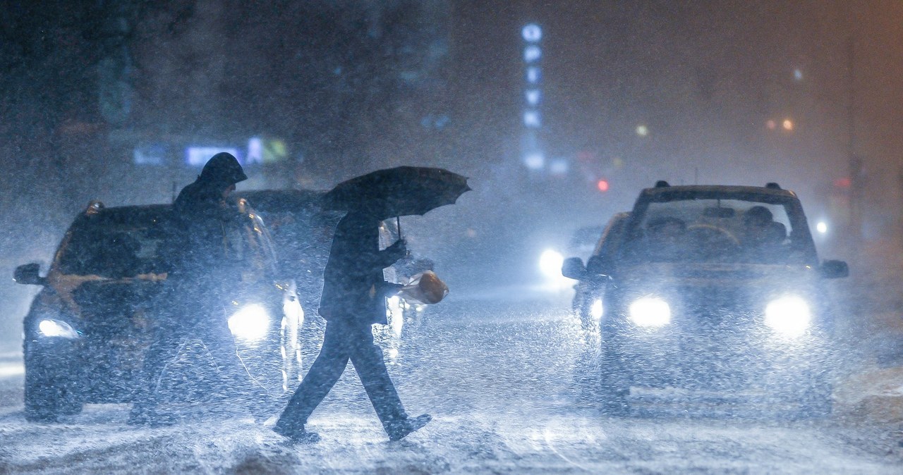 Szczególnie zimą bezpieczeństwo zależy od zachowania i kierowców i pieszych /Przemek Świderski /East News