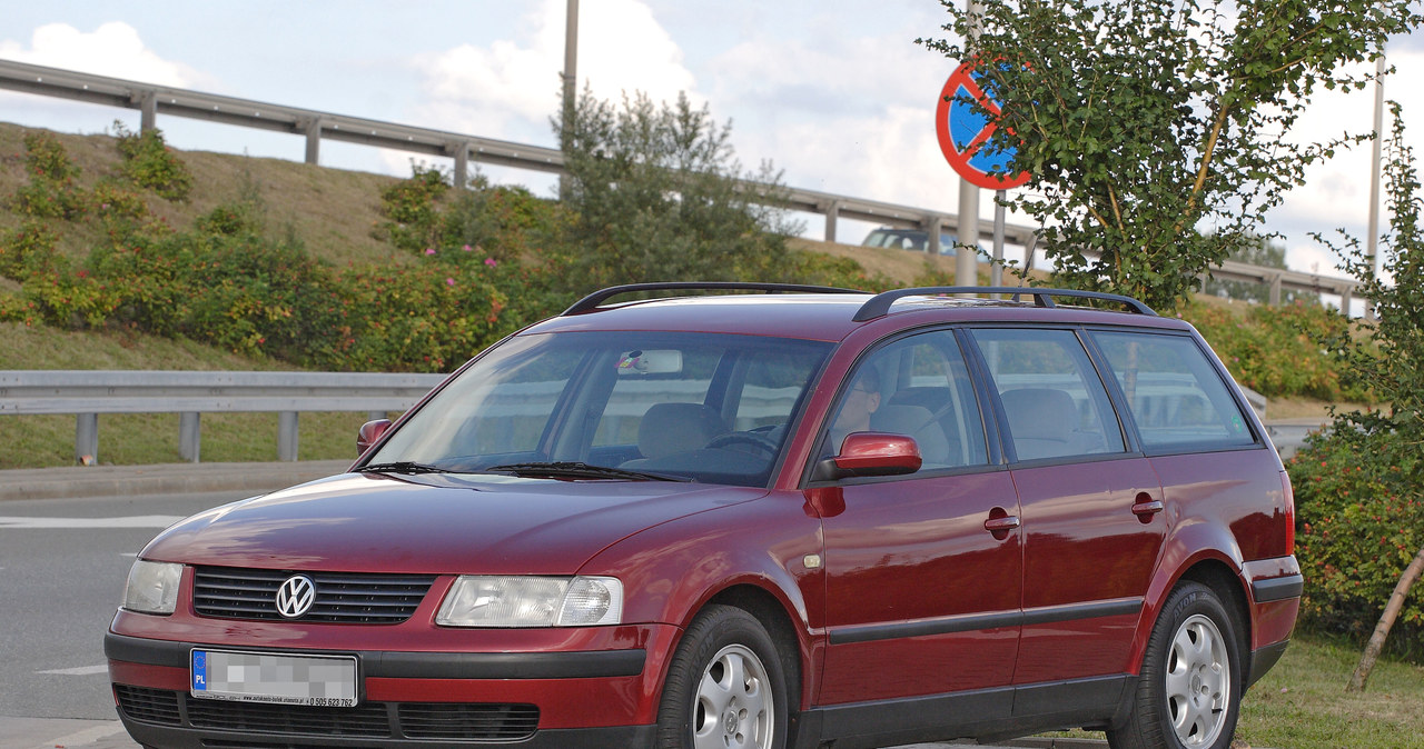 Szczeliny w tym miejscu mogą być wynikiem zdejmowania zderzaka do wymiany żarówki. /Motor