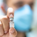 SARS-CoV-2 Szczepienia COVID-19 dobre dla nastolatków. "Jak potrójna tarcza"