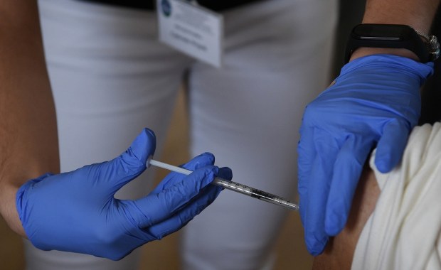 Szczepienia dzieci 12+. Prof. Horban: Powinny rozpocząć się jak najszybciej