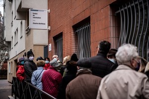 Szczepienia. Francja: Prezydent zapowiedział ograniczenia. Prawie milion chętnych na szczepienie