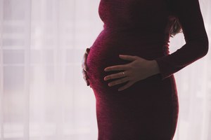 Szczepienia kobiet w ciąży. Objawowe ciężarne z COVID-19 bardziej zagrożone powikłaniami