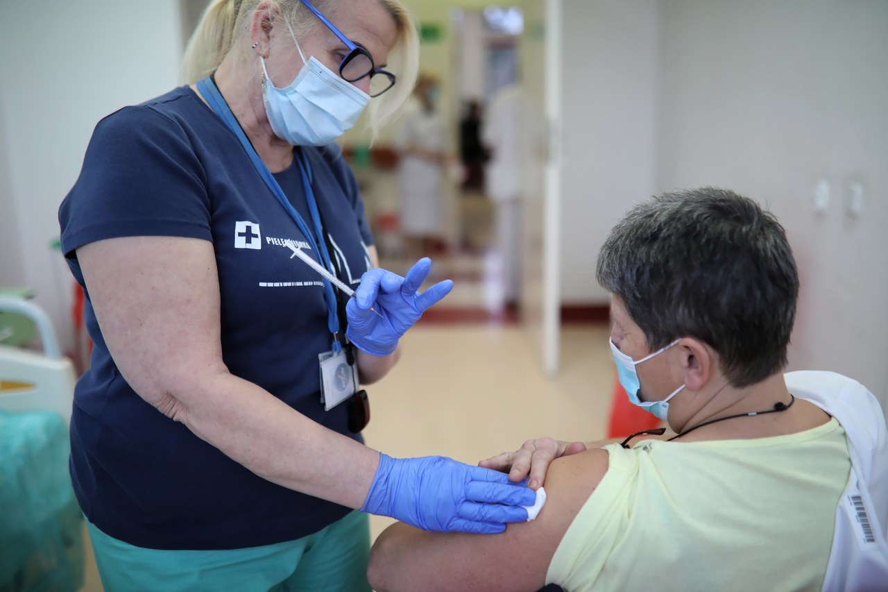 Szczepienia na Covid-19. Kto i kiedy, jak się zapisać? [PORADNIK]