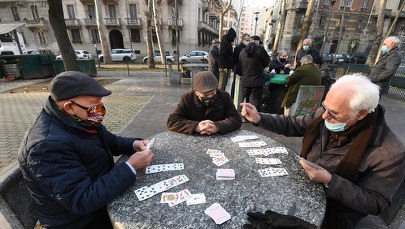 Szczepienia nauczycieli w przyszłym tygodniu? Preparat AstraZeneca skuteczny w 76 proc. po jednej dawce [RELACJA]