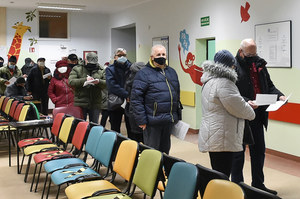 Szczepienia populacyjne przeciw COVID-19. Najpierw seniorzy
