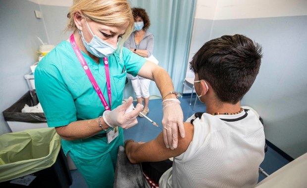 Szczepienia przeciw Covid-19 dla młodzieży 12+. Jak zapisać dziecko?