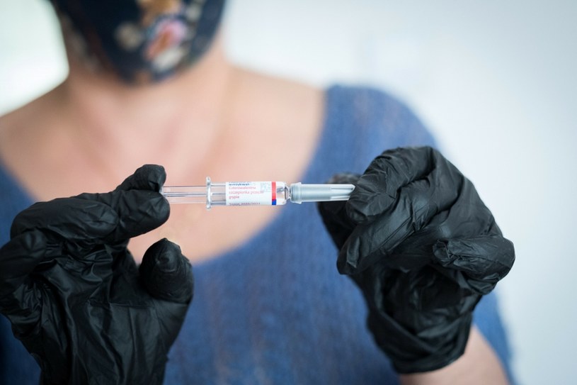 Szczepienia przeciw COVID-19 i przeciw grypie nie wykluczają się / Jacek Dominski /REPORTER /Reporter