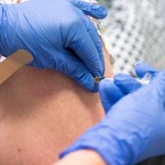 Szczepienia przeciw COVID-19. Lekarz: Nie warto na nic czekać